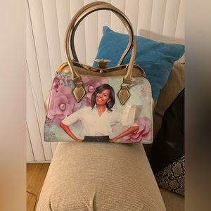 A president pocketbook Michelle Obama with wallet.